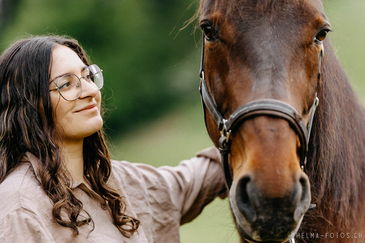 Fotoshooting Fotograf Bern Pferdefotograf Werbung Emotionen HelMa Fotografie Tierkinesiologie Landwirtschaft Hof Portfolio Blog Tierarzt Tiercoaching Therapie Therapeut 10