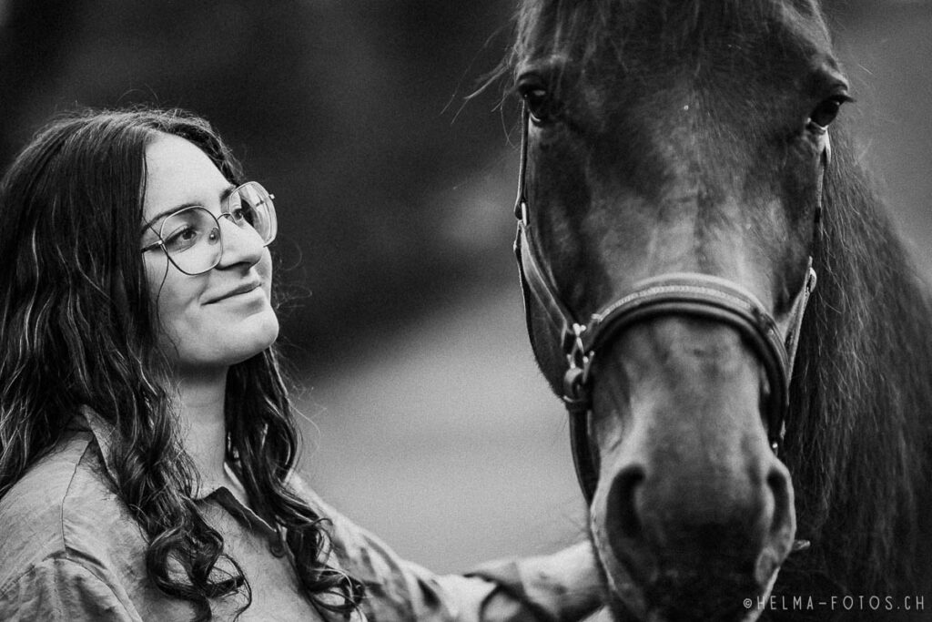 Fotoshooting Fotograf Bern Pferdefotograf Werbung Emotionen HelMa Fotografie Tierkinesiologie Landwirtschaft Hof Portfolio Blog Tierarzt Tiercoaching Therapie Therapeut 11