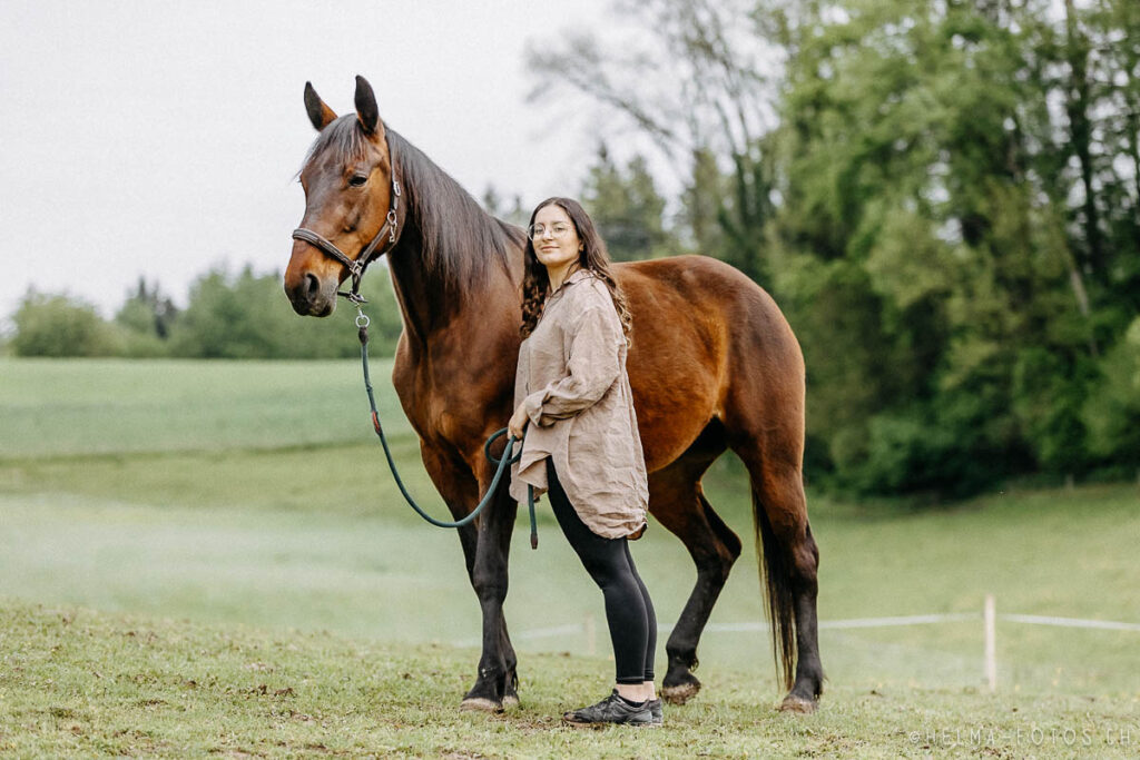 Fotoshooting Fotograf Bern Pferdefotograf Werbung Emotionen HelMa Fotografie Tierkinesiologie Landwirtschaft Hof Portfolio Blog Tierarzt Tiercoaching Therapie Therapeut 14