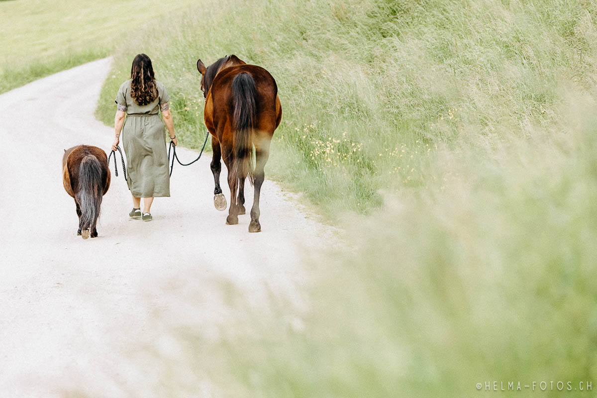 Fotoshooting Fotograf Bern Pferdefotograf Werbung Emotionen HelMa Fotografie Tierkinesiologie Landwirtschaft Hof Portfolio Blog Tierarzt Tiercoaching Therapie Therapeut 16