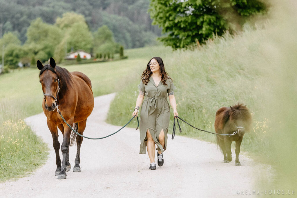 Fotoshooting Fotograf Bern Pferdefotograf Werbung Emotionen HelMa Fotografie Tierkinesiologie Landwirtschaft Hof Portfolio Blog Tierarzt Tiercoaching Therapie Therapeut 17