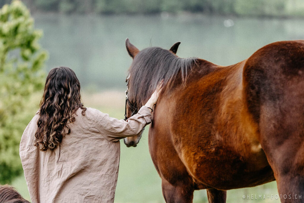 Fotoshooting Fotograf Bern Pferdefotograf Werbung Emotionen HelMa Fotografie Tierkinesiologie Landwirtschaft Hof Portfolio Blog Tierarzt Tiercoaching Therapie Therapeut 2