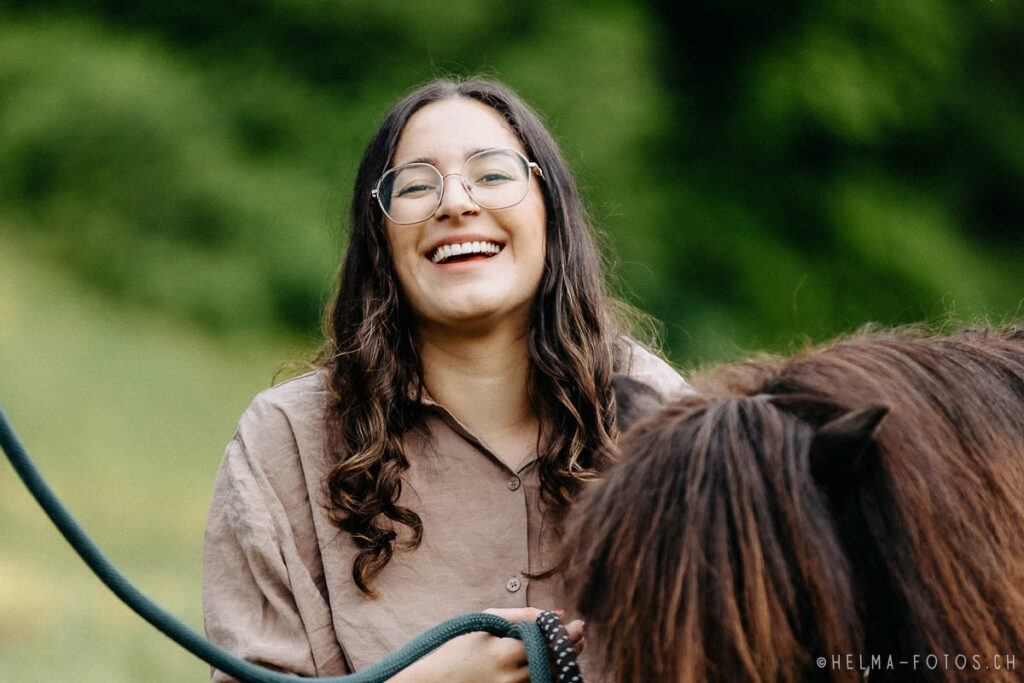 Fotoshooting Fotograf Bern Pferdefotograf Werbung Emotionen HelMa Fotografie Tierkinesiologie Landwirtschaft Hof Portfolio Blog Tierarzt Tiercoaching Therapie Therapeut 4